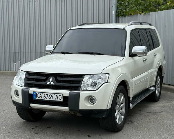 Белый Мицубиси Паджеро, объемом двигателя 3 л и пробегом 335 тыс. км за 8700 $, фото 1 на Automoto.ua