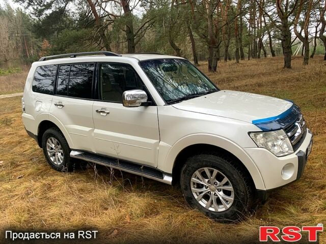 Белый Мицубиси Паджеро, объемом двигателя 3 л и пробегом 202 тыс. км за 12000 $, фото 1 на Automoto.ua
