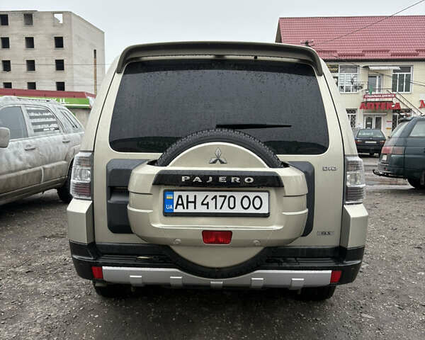 Бежевый Мицубиси Паджеро, объемом двигателя 3.2 л и пробегом 240 тыс. км за 14000 $, фото 1 на Automoto.ua