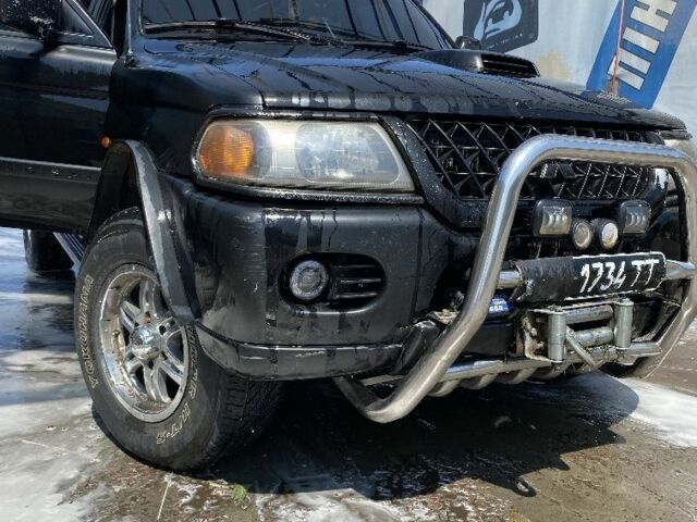 Чорний Міцубісі Паджеро, об'ємом двигуна 2.5 л та пробігом 300 тис. км за 9000 $, фото 1 на Automoto.ua