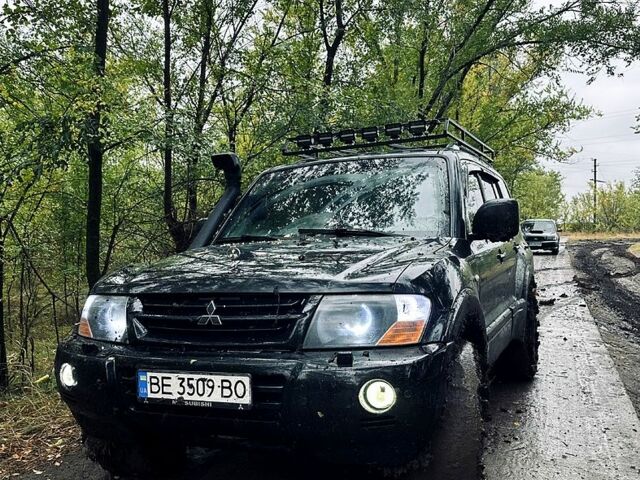 Черный Мицубиси Паджеро, объемом двигателя 3 л и пробегом 250 тыс. км за 7500 $, фото 1 на Automoto.ua