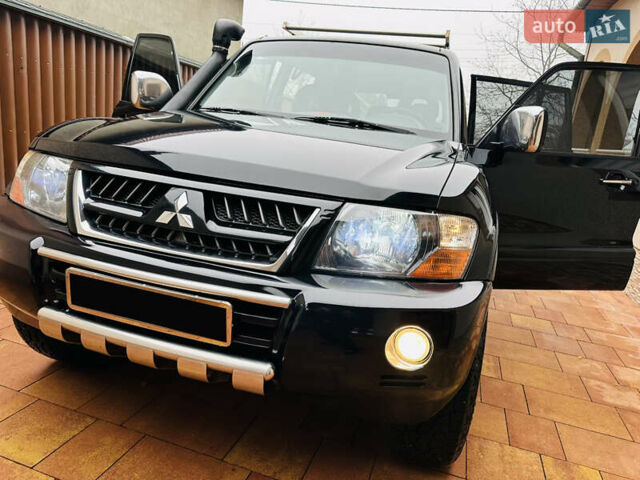 Черный Мицубиси Паджеро, объемом двигателя 3.2 л и пробегом 230 тыс. км за 10800 $, фото 1 на Automoto.ua