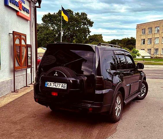 Черный Мицубиси Паджеро, объемом двигателя 3 л и пробегом 290 тыс. км за 9999 $, фото 1 на Automoto.ua