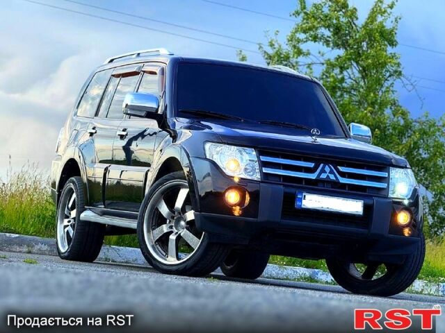 Черный Мицубиси Паджеро, объемом двигателя 3 л и пробегом 248 тыс. км за 10999 $, фото 1 на Automoto.ua