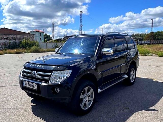 Черный Мицубиси Паджеро, объемом двигателя 3 л и пробегом 210 тыс. км за 12500 $, фото 1 на Automoto.ua