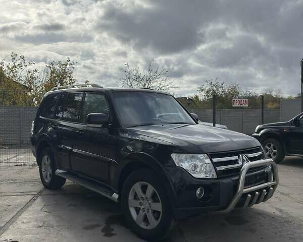 Черный Мицубиси Паджеро, объемом двигателя 0 л и пробегом 300 тыс. км за 12300 $, фото 1 на Automoto.ua