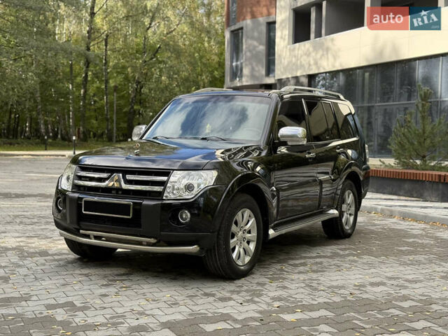 Чорний Міцубісі Паджеро, об'ємом двигуна 3.2 л та пробігом 270 тис. км за 13350 $, фото 1 на Automoto.ua
