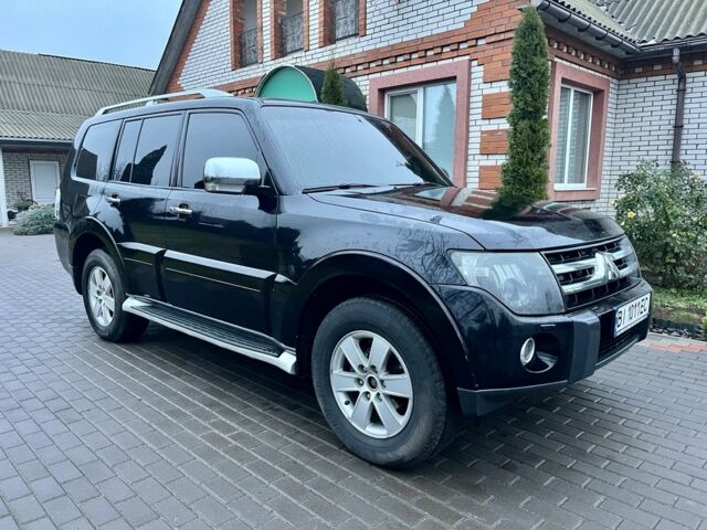 Черный Мицубиси Паджеро, объемом двигателя 3 л и пробегом 270 тыс. км за 11200 $, фото 1 на Automoto.ua