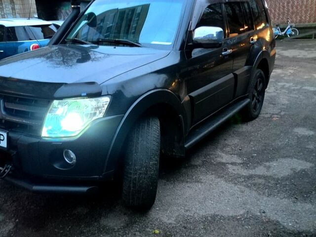 Черный Мицубиси Паджеро, объемом двигателя 3.2 л и пробегом 266 тыс. км за 13000 $, фото 1 на Automoto.ua