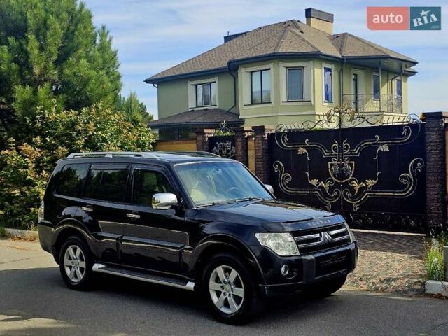 Чорний Міцубісі Паджеро, об'ємом двигуна 3.8 л та пробігом 200 тис. км за 11750 $, фото 1 на Automoto.ua