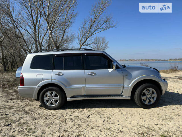 Сірий Міцубісі Паджеро, об'ємом двигуна 3.5 л та пробігом 200 тис. км за 7350 $, фото 1 на Automoto.ua
