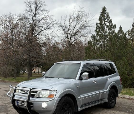 Серый Мицубиси Паджеро, объемом двигателя 3 л и пробегом 300 тыс. км за 5500 $, фото 1 на Automoto.ua