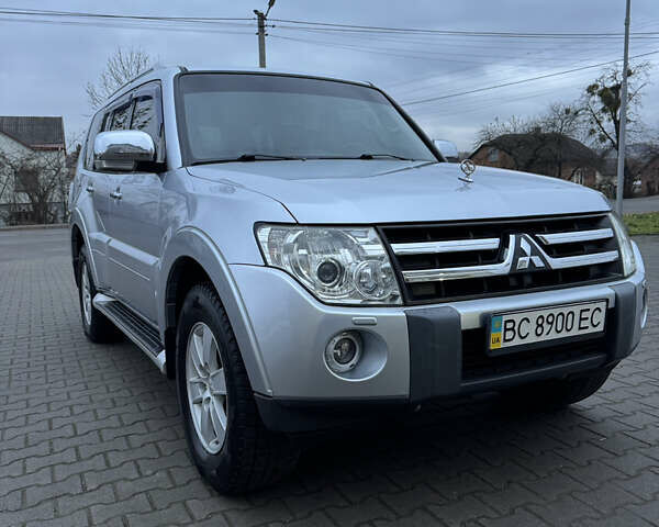 Серый Мицубиси Паджеро, объемом двигателя 3.2 л и пробегом 253 тыс. км за 12500 $, фото 1 на Automoto.ua