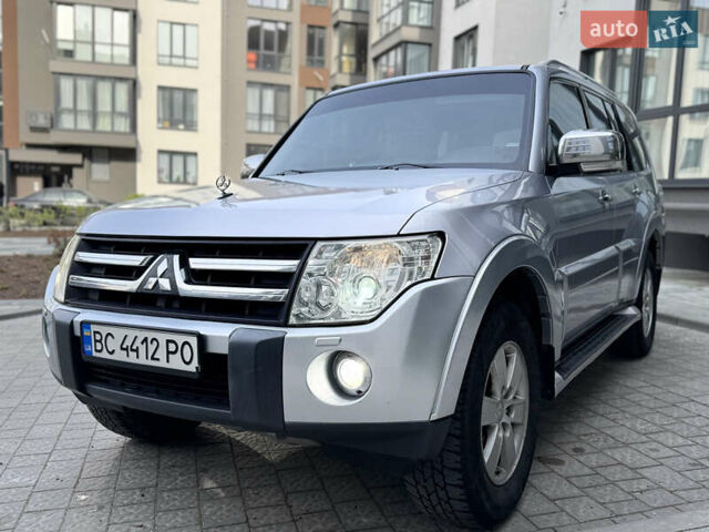 Серый Мицубиси Паджеро, объемом двигателя 3 л и пробегом 299 тыс. км за 10550 $, фото 1 на Automoto.ua