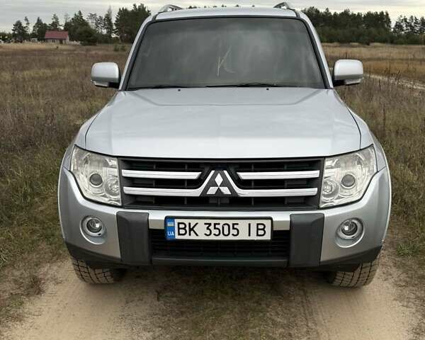 Серый Мицубиси Паджеро, объемом двигателя 3.2 л и пробегом 305 тыс. км за 10900 $, фото 1 на Automoto.ua