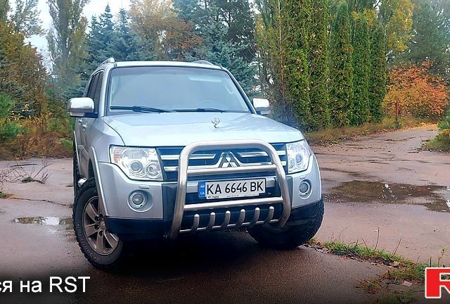 Серый Мицубиси Паджеро, объемом двигателя 3 л и пробегом 235 тыс. км за 11000 $, фото 1 на Automoto.ua