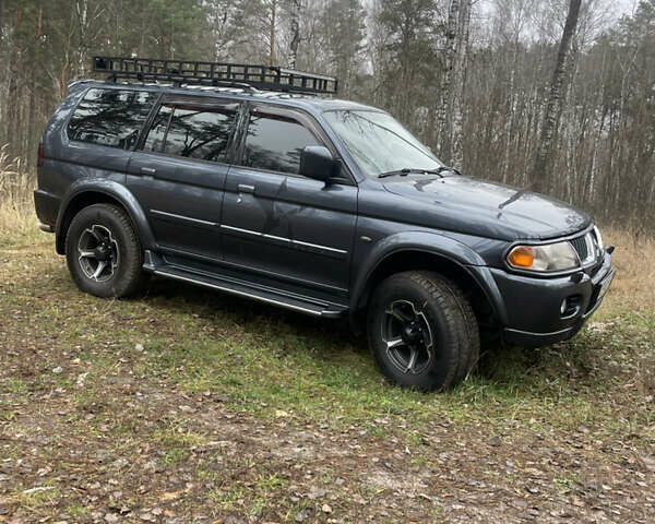 Серый Мицубиси Паджеро, объемом двигателя 3 л и пробегом 290 тыс. км за 9000 $, фото 1 на Automoto.ua