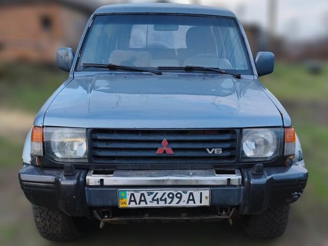Синий Мицубиси Паджеро, объемом двигателя 3.5 л и пробегом 300 тыс. км за 3055 $, фото 1 на Automoto.ua