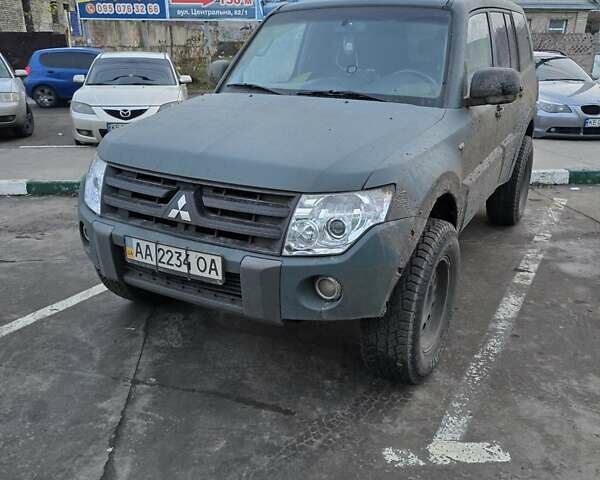 Зеленый Мицубиси Паджеро, объемом двигателя 3.2 л и пробегом 255 тыс. км за 13500 $, фото 1 на Automoto.ua
