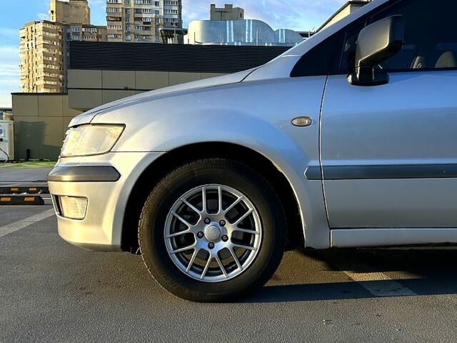 Серый Мицубиси Спейс Вагон, объемом двигателя 2 л и пробегом 394 тыс. км за 4500 $, фото 1 на Automoto.ua