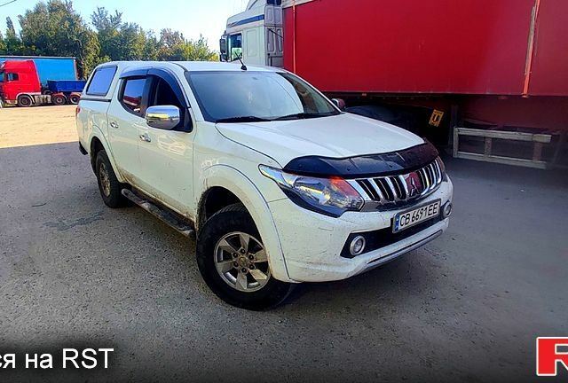 Белый Мицубиси L200, объемом двигателя 2.4 л и пробегом 330 тыс. км за 15000 $, фото 1 на Automoto.ua