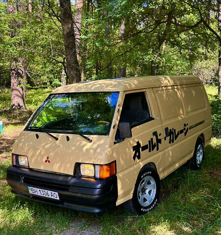 Бежевый Мицубиси L 300, объемом двигателя 2.5 л и пробегом 415 тыс. км за 4200 $, фото 1 на Automoto.ua