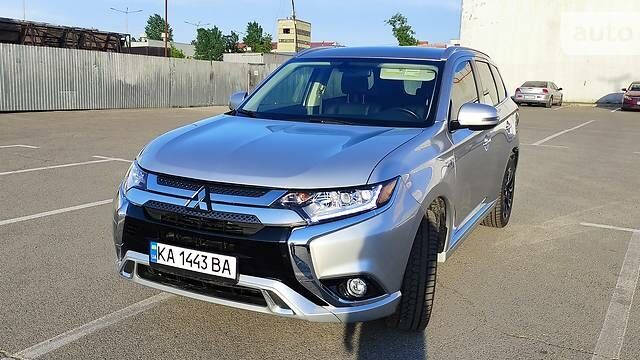 Серый Мицубиси Outlander PHEV, объемом двигателя 2 л и пробегом 11 тыс. км за 26755 $, фото 1 на Automoto.ua