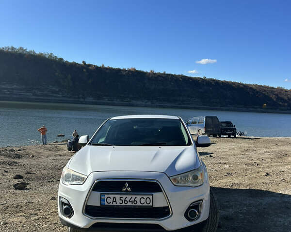 Белый Мицубиси Outlander Sport, объемом двигателя 2 л и пробегом 255 тыс. км за 12000 $, фото 1 на Automoto.ua