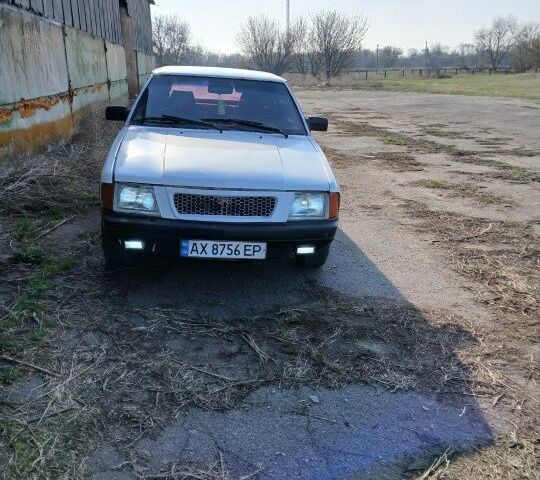 Белый Москвич / АЗЛК 2141, объемом двигателя 2 л и пробегом 100 тыс. км за 1650 $, фото 1 на Automoto.ua