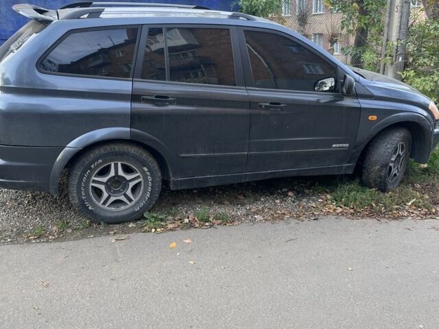 Синій Ніссан 110, об'ємом двигуна 2 л та пробігом 300 тис. км за 2000 $, фото 1 на Automoto.ua