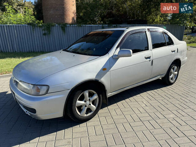 Серый Ниссан Альмера, объемом двигателя 1.6 л и пробегом 400 тыс. км за 1999 $, фото 1 на Automoto.ua