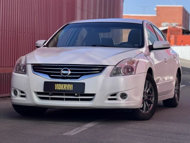 Белый Ниссан Альтима, объемом двигателя 2 л и пробегом 263 тыс. км за 6700 $, фото 1 на Automoto.ua