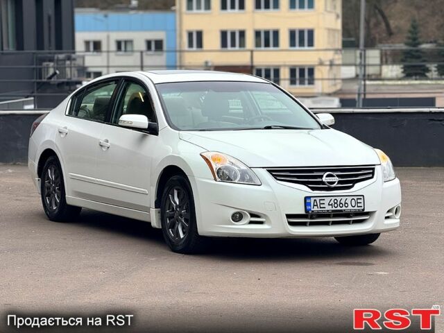Белый Ниссан Альтима, объемом двигателя 2.5 л и пробегом 245 тыс. км за 7500 $, фото 1 на Automoto.ua