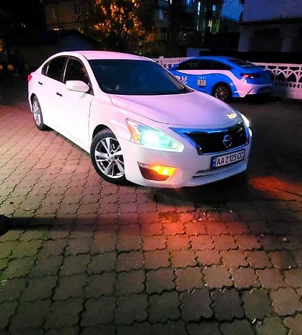 Білий Ніссан Альтіма, об'ємом двигуна 2.5 л та пробігом 300 тис. км за 9750 $, фото 1 на Automoto.ua