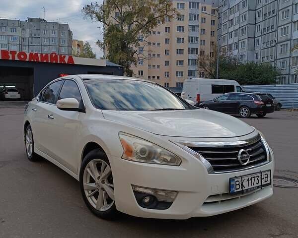 Белый Ниссан Альтима, объемом двигателя 2.49 л и пробегом 213 тыс. км за 7800 $, фото 1 на Automoto.ua