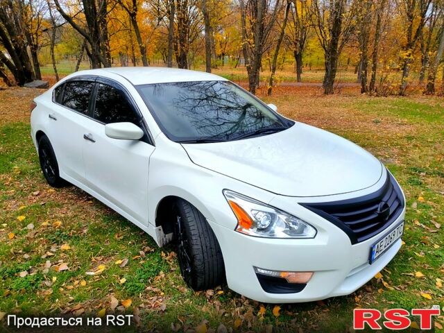 Белый Ниссан Альтима, объемом двигателя 2.5 л и пробегом 241 тыс. км за 9900 $, фото 1 на Automoto.ua