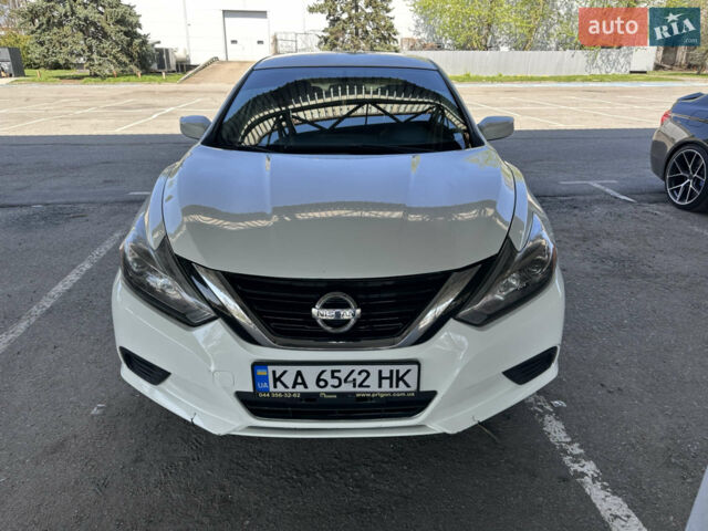 Белый Ниссан Альтима, объемом двигателя 2.49 л и пробегом 136 тыс. км за 9100 $, фото 1 на Automoto.ua