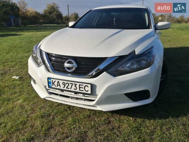 Белый Ниссан Альтима, объемом двигателя 2.5 л и пробегом 180 тыс. км за 12500 $, фото 1 на Automoto.ua