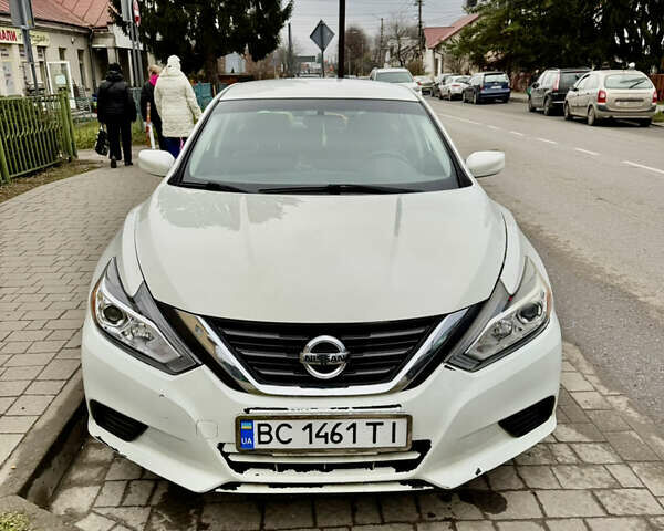 Білий Ніссан Альтіма, об'ємом двигуна 2.49 л та пробігом 190 тис. км за 8200 $, фото 1 на Automoto.ua