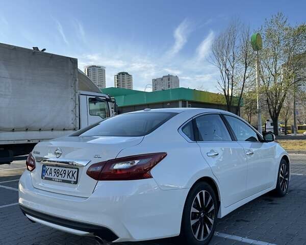 Белый Ниссан Альтима, объемом двигателя 2.49 л и пробегом 178 тыс. км за 12000 $, фото 1 на Automoto.ua