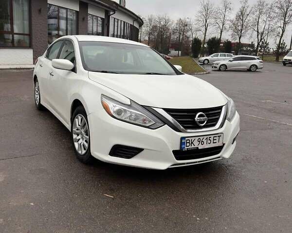 Белый Ниссан Альтима, объемом двигателя 2.49 л и пробегом 181 тыс. км за 12500 $, фото 1 на Automoto.ua