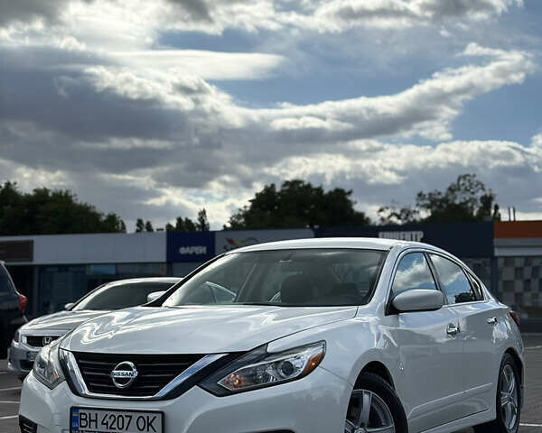 Белый Ниссан Альтима, объемом двигателя 2.49 л и пробегом 154 тыс. км за 10500 $, фото 1 на Automoto.ua