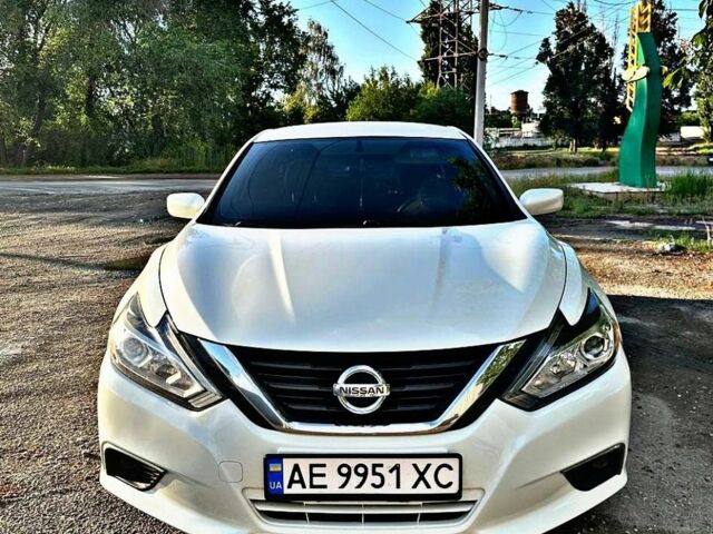 Білий Ніссан Альтіма, об'ємом двигуна 2.5 л та пробігом 184 тис. км за 10500 $, фото 1 на Automoto.ua