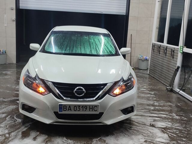 Белый Ниссан Альтима, объемом двигателя 2.5 л и пробегом 70 тыс. км за 13900 $, фото 1 на Automoto.ua