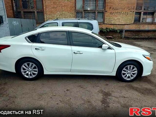 Белый Ниссан Альтима, объемом двигателя 2.5 л и пробегом 320 тыс. км за 9100 $, фото 1 на Automoto.ua