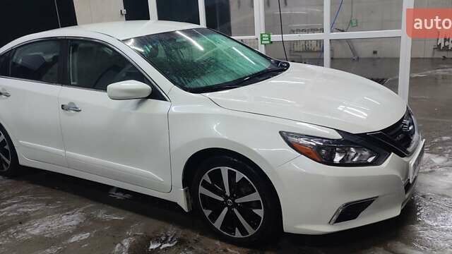 Белый Ниссан Альтима, объемом двигателя 2.49 л и пробегом 90 тыс. км за 14000 $, фото 1 на Automoto.ua