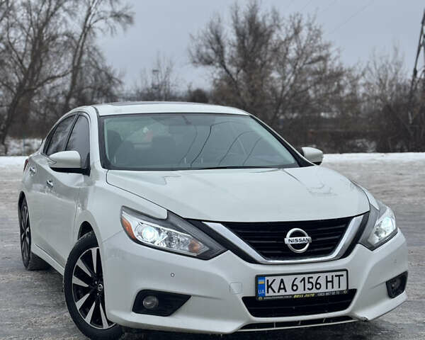 Белый Ниссан Альтима, объемом двигателя 2.5 л и пробегом 166 тыс. км за 8999 $, фото 1 на Automoto.ua