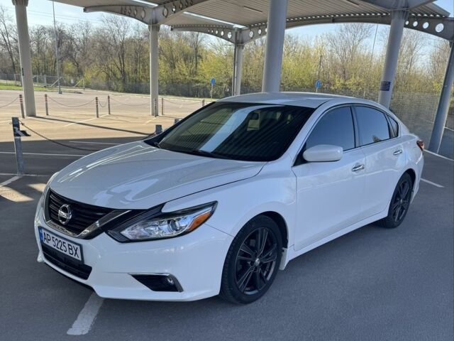 Белый Ниссан Альтима, объемом двигателя 2.5 л и пробегом 77 тыс. км за 12000 $, фото 1 на Automoto.ua