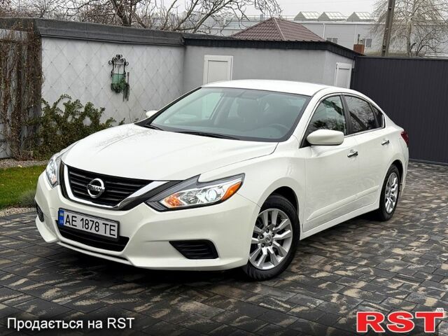 Белый Ниссан Альтима, объемом двигателя 2.5 л и пробегом 87 тыс. км за 10300 $, фото 1 на Automoto.ua