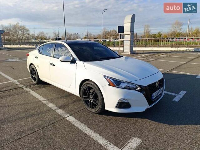 Белый Ниссан Альтима, объемом двигателя 2.5 л и пробегом 173 тыс. км за 13800 $, фото 1 на Automoto.ua